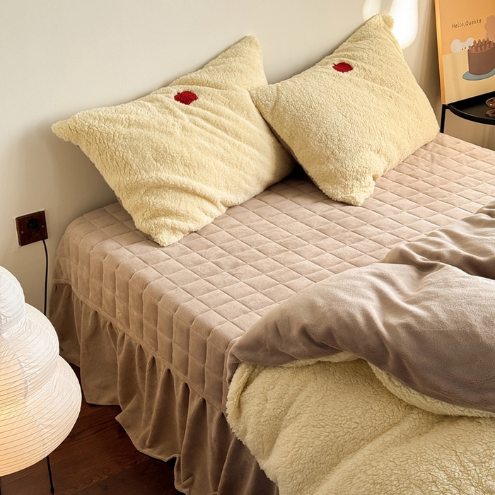 91家纺网 家纺一手货源 找家纺 （总）TT.one 塔塔家居 2025新款羊羔绒牛奶绒暖绵绵毛巾绣床单床裙床盖款四件套