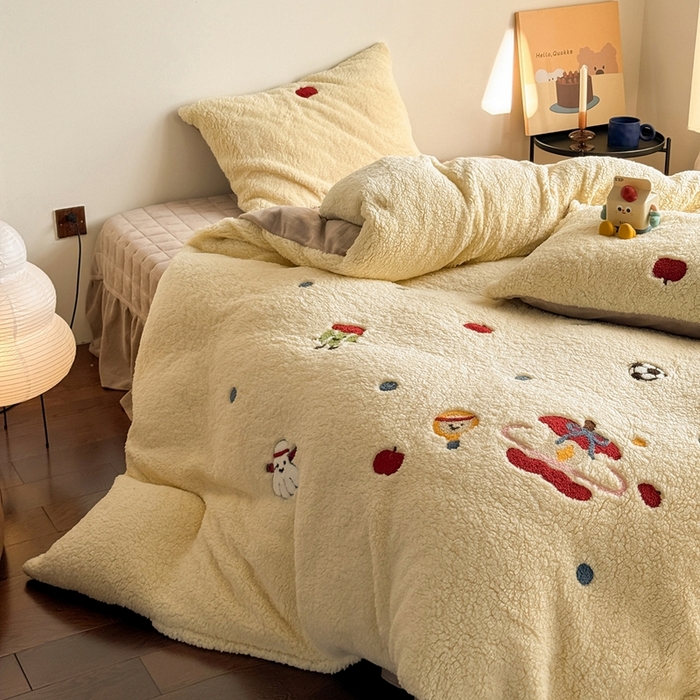 91家纺网 家纺一手货源 找家纺 （总）TT.one 塔塔家居 2025新款羊羔绒牛奶绒暖绵绵毛巾绣床单床裙床盖款四件套