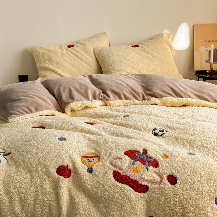 91家纺网 家纺一手货源 找家纺 （总）TT.one 塔塔家居 2025新款羊羔绒牛奶绒暖绵绵毛巾绣床单床裙床盖款四件套