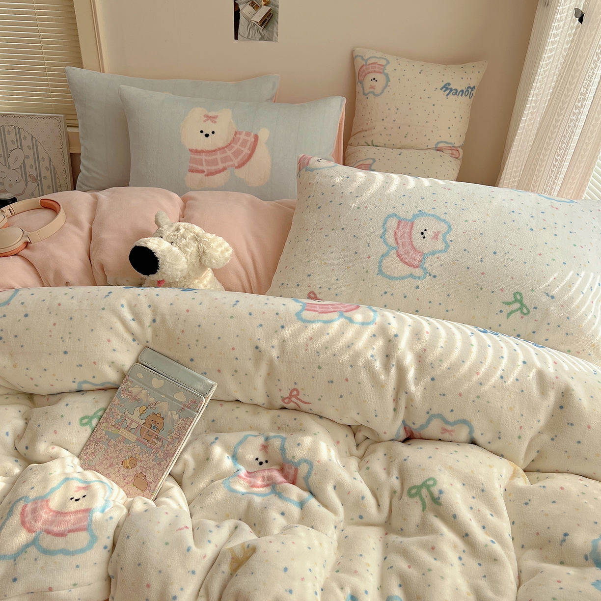 91家纺网 家纺一手货源 找家纺 桃子家居 2025新款A类ins数码印花枕混搭小清新少女卡通猫咪加厚牛奶系列四件套 绒-混搭蝴蝶结小狗