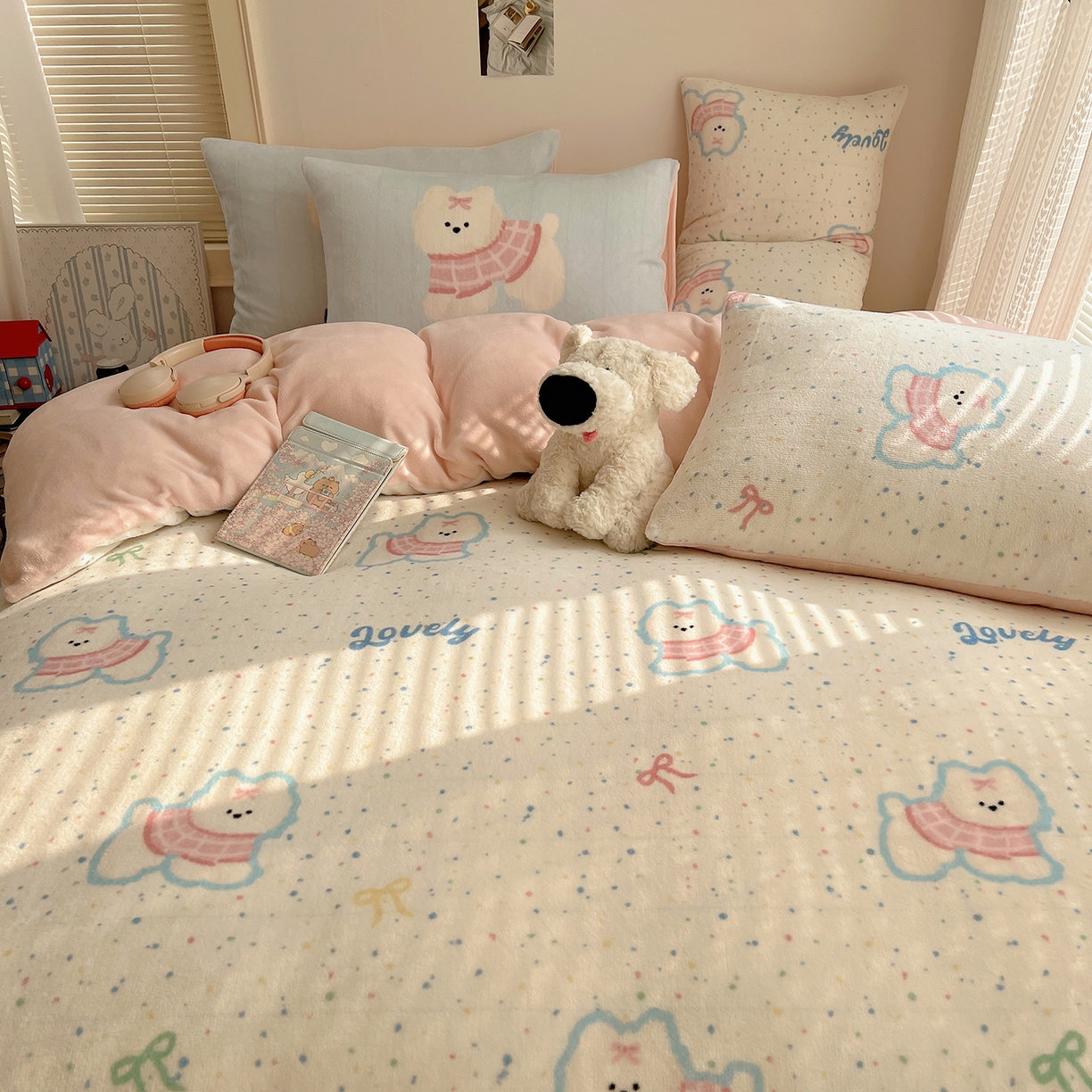 91家纺网 家纺一手货源 找家纺 桃子家居 2025新款A类ins数码印花枕混搭小清新少女卡通猫咪加厚牛奶系列四件套 绒-混搭蝴蝶结小狗