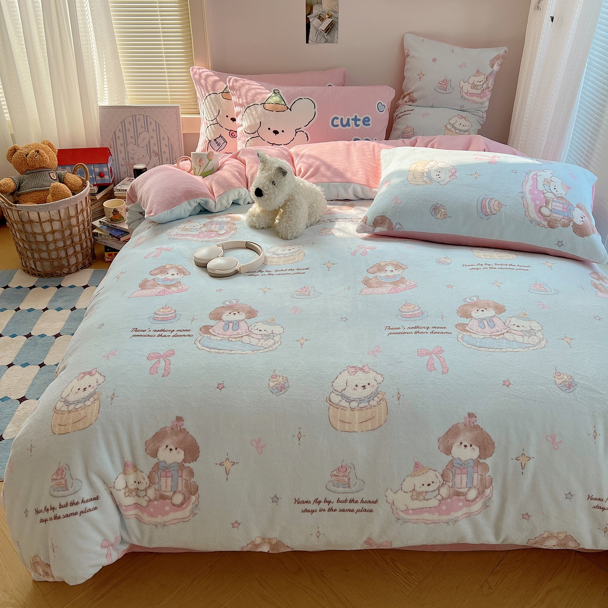 91家纺网 家纺一手货源 找家纺 桃子家居 2025新款A类ins数码印花枕混搭小清新少女卡通猫咪加厚牛奶系列四件套 绒-混搭蓝粉小狗