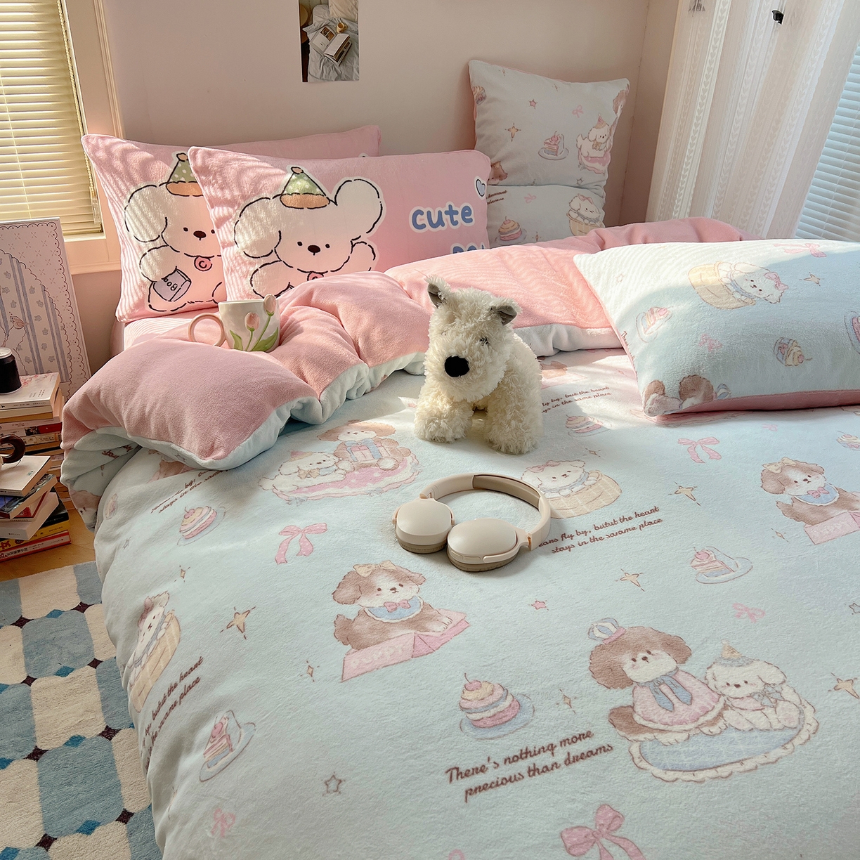 91家纺网 家纺一手货源 找家纺 桃子家居 2025新款A类ins数码印花枕混搭小清新少女卡通猫咪加厚牛奶系列四件套 绒-混搭蓝粉小狗