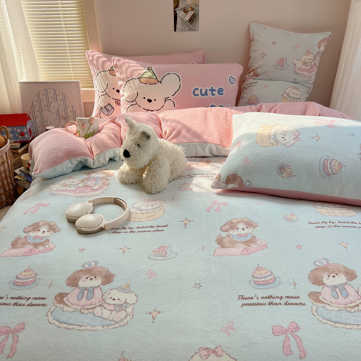 91家纺网 家纺一手货源 找家纺 桃子家居 2025新款A类ins数码印花枕混搭小清新少女卡通猫咪加厚牛奶系列四件套 绒-混搭蓝粉小狗