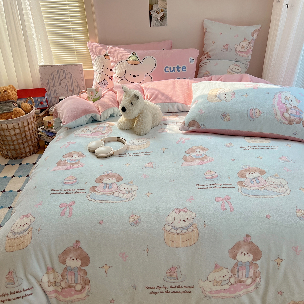 91家纺网 家纺一手货源 找家纺 桃子家居 2025新款A类ins数码印花枕混搭小清新少女卡通猫咪加厚牛奶系列四件套 绒-混搭蓝粉小狗