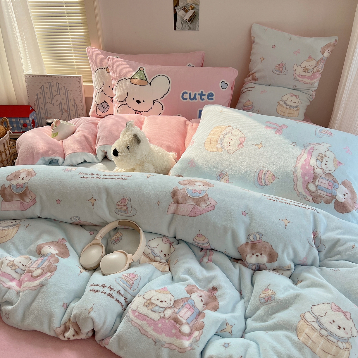 91家纺网 家纺一手货源 找家纺 桃子家居 2025新款A类ins数码印花枕混搭小清新少女卡通猫咪加厚牛奶系列四件套 绒-混搭蓝粉小狗