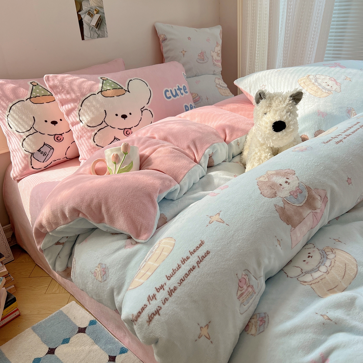 91家纺网 家纺一手货源 找家纺 桃子家居 2025新款A类ins数码印花枕混搭小清新少女卡通猫咪加厚牛奶系列四件套 绒-混搭蓝粉小狗