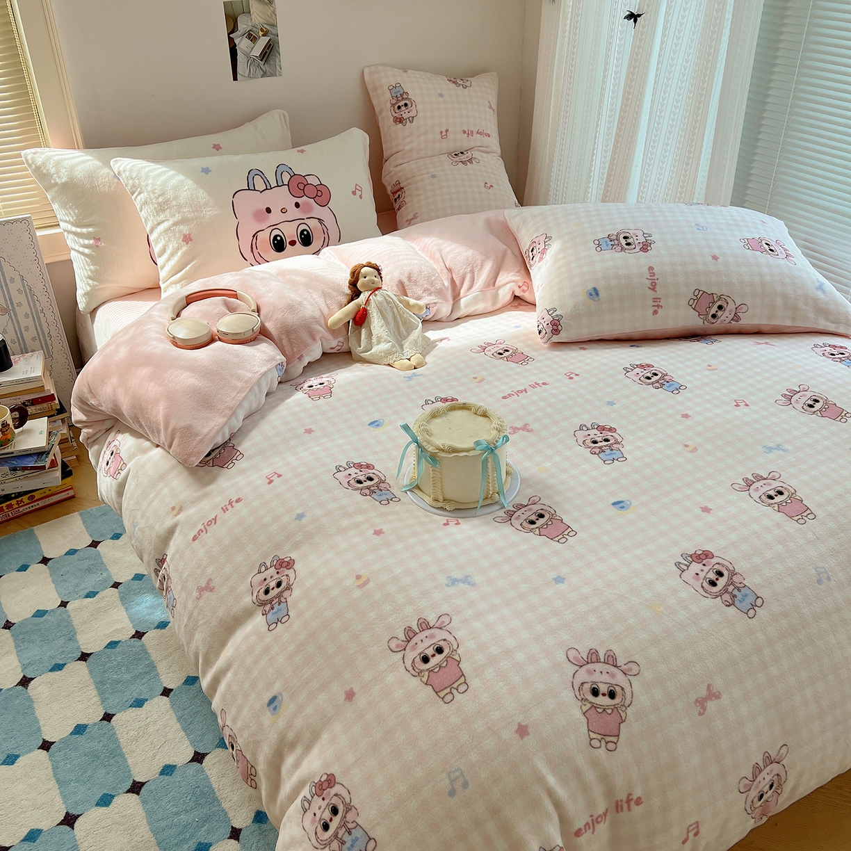 91家纺网 家纺一手货源 找家纺 桃子家居 2025新款A类ins数码印花枕混搭小清新少女卡通猫咪加厚牛奶系列四件套 绒-混搭美好时光