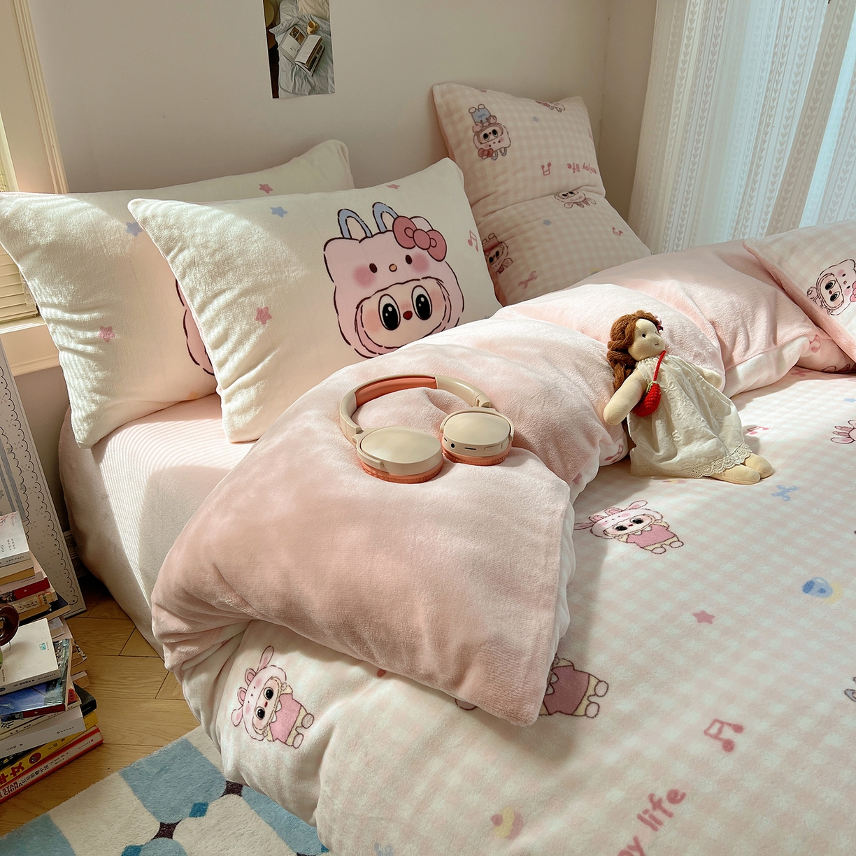 91家纺网 家纺一手货源 找家纺 桃子家居 2025新款A类ins数码印花枕混搭小清新少女卡通猫咪加厚牛奶系列四件套 绒-混搭美好时光