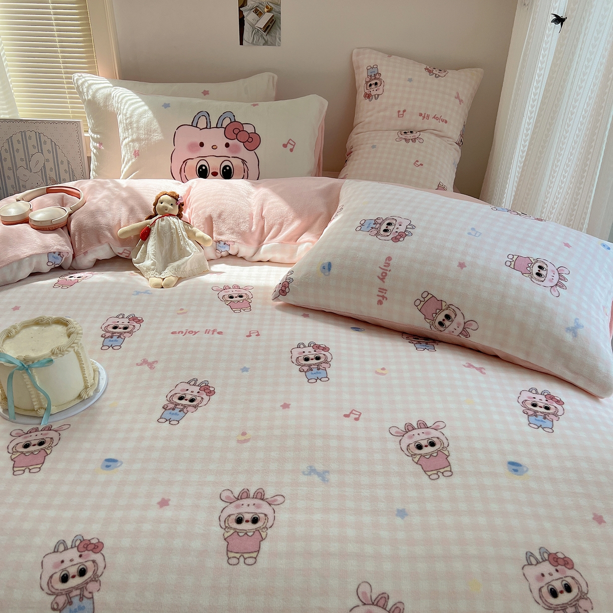 91家纺网 家纺一手货源 找家纺 桃子家居 2025新款A类ins数码印花枕混搭小清新少女卡通猫咪加厚牛奶系列四件套 绒-混搭美好时光