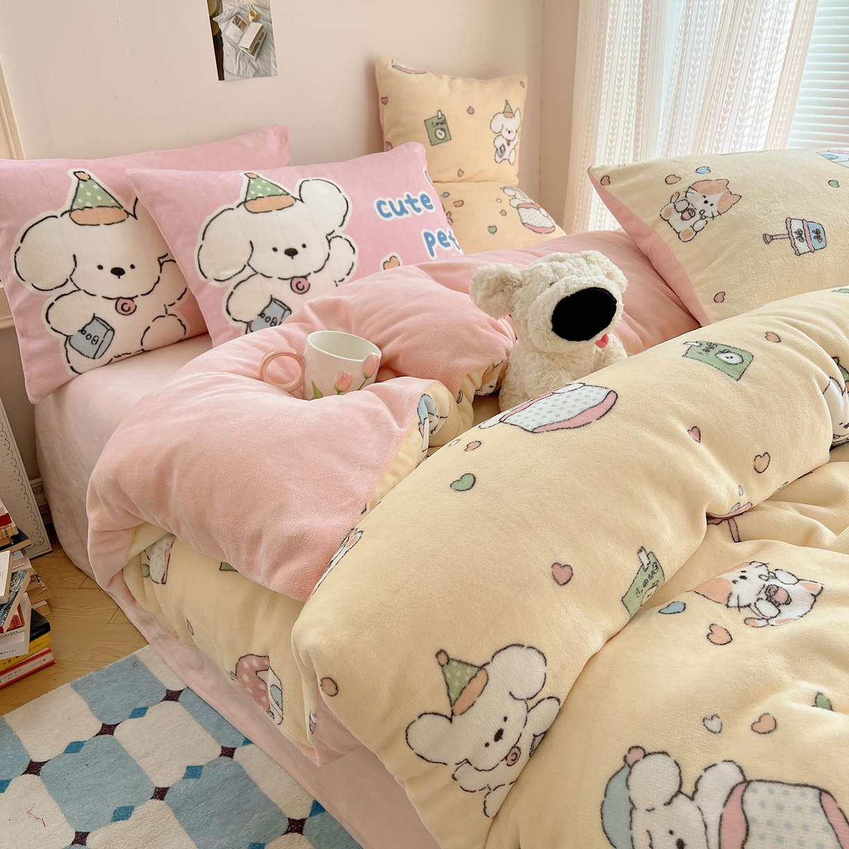 91家纺网 家纺一手货源 找家纺 桃子家居 2025新款A类ins数码印花枕混搭小清新少女卡通猫咪加厚牛奶系列四件套 绒-混搭奶黄日记