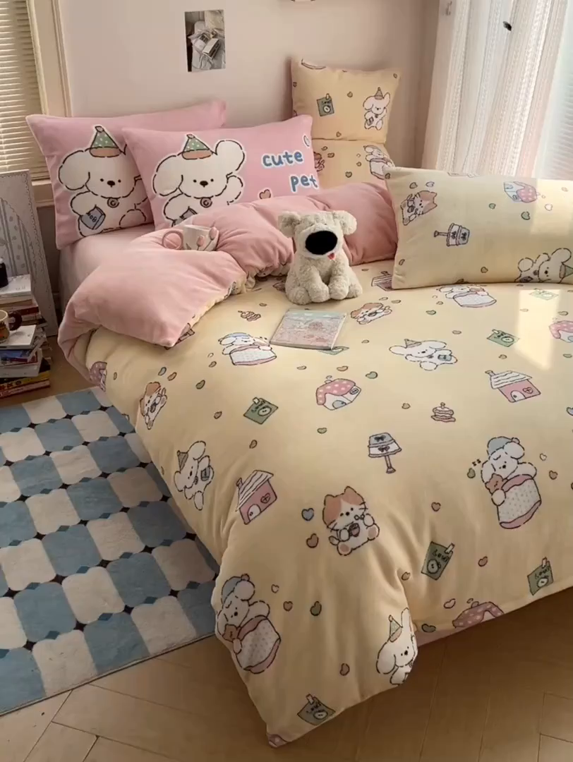 91家纺网 家纺一手货源 找家纺 桃子家居 2025新款A类ins数码印花枕混搭小清新少女卡通猫咪加厚牛奶系列四件套 绒-混搭奶黄日记