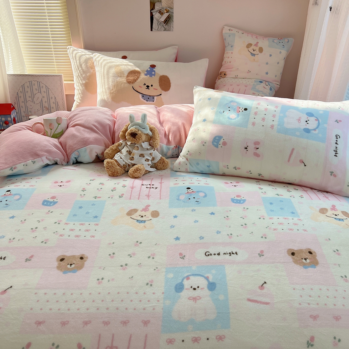 91家纺网 家纺一手货源 找家纺 桃子家居 2025新款A类ins数码印花枕混搭小清新少女卡通猫咪加厚牛奶系列四件套 绒-混搭甜心