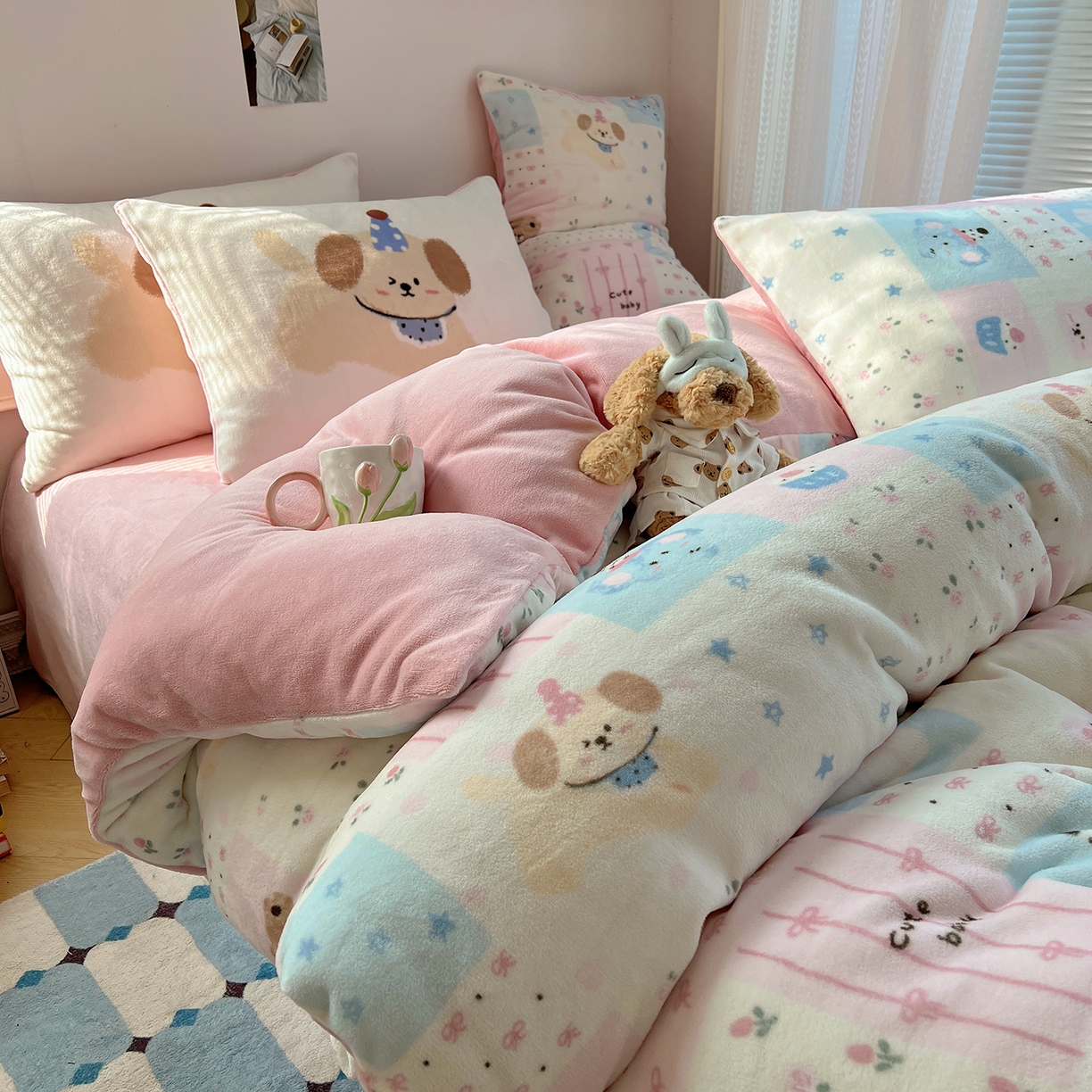 91家纺网 家纺一手货源 找家纺 桃子家居 2025新款A类ins数码印花枕混搭小清新少女卡通猫咪加厚牛奶系列四件套 绒-混搭甜心