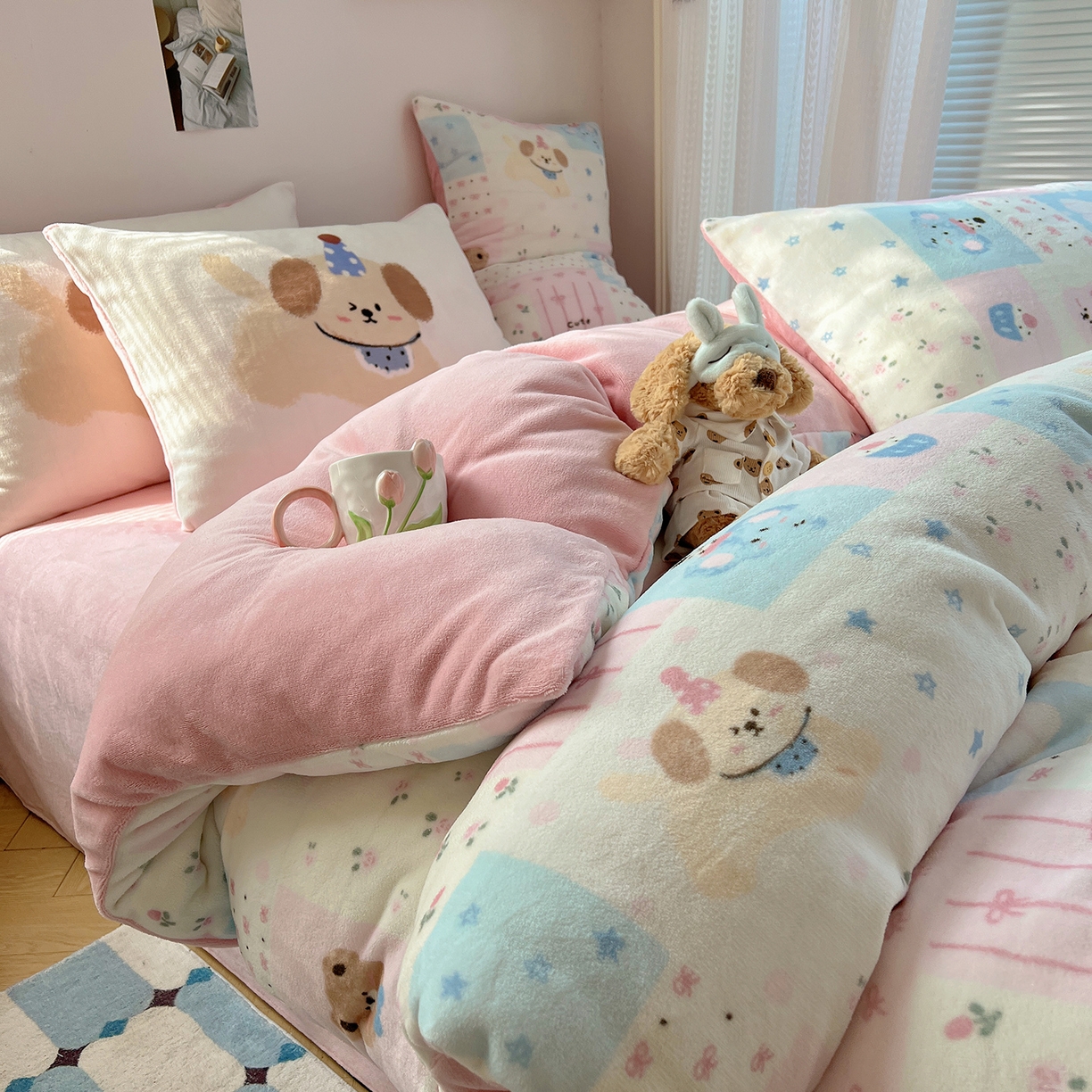 91家纺网 家纺一手货源 找家纺 桃子家居 2025新款A类ins数码印花枕混搭小清新少女卡通猫咪加厚牛奶系列四件套 绒-混搭甜心