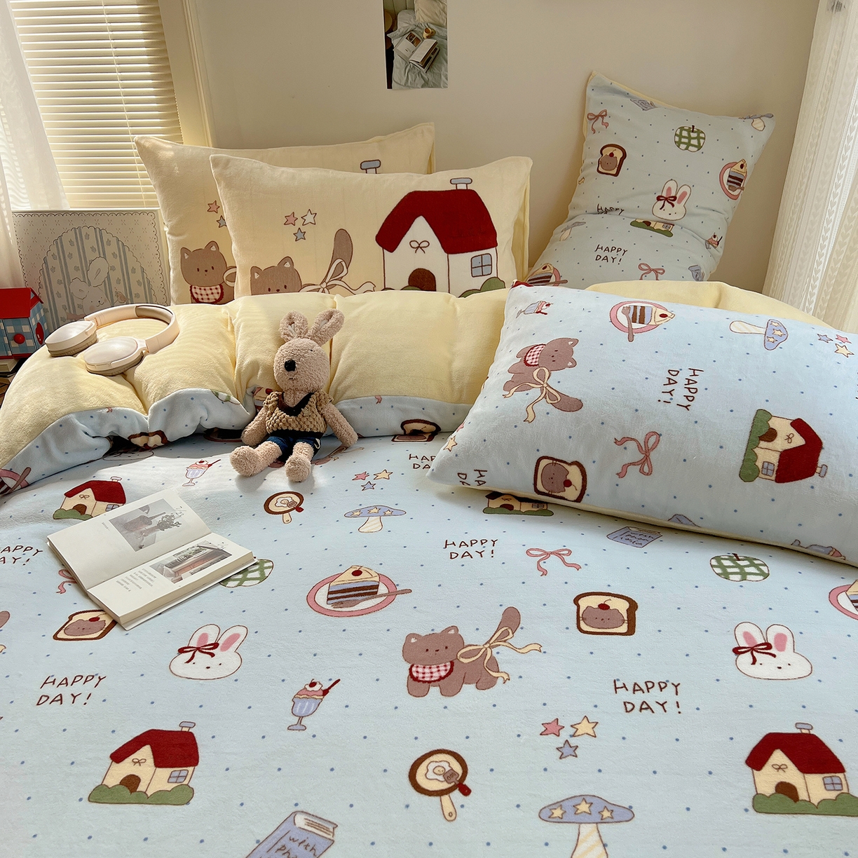 91家纺网 家纺一手货源 找家纺 桃子家居 2025新款A类ins数码印花枕混搭小清新少女卡通猫咪加厚牛奶系列四件套 绒-混搭幸运园