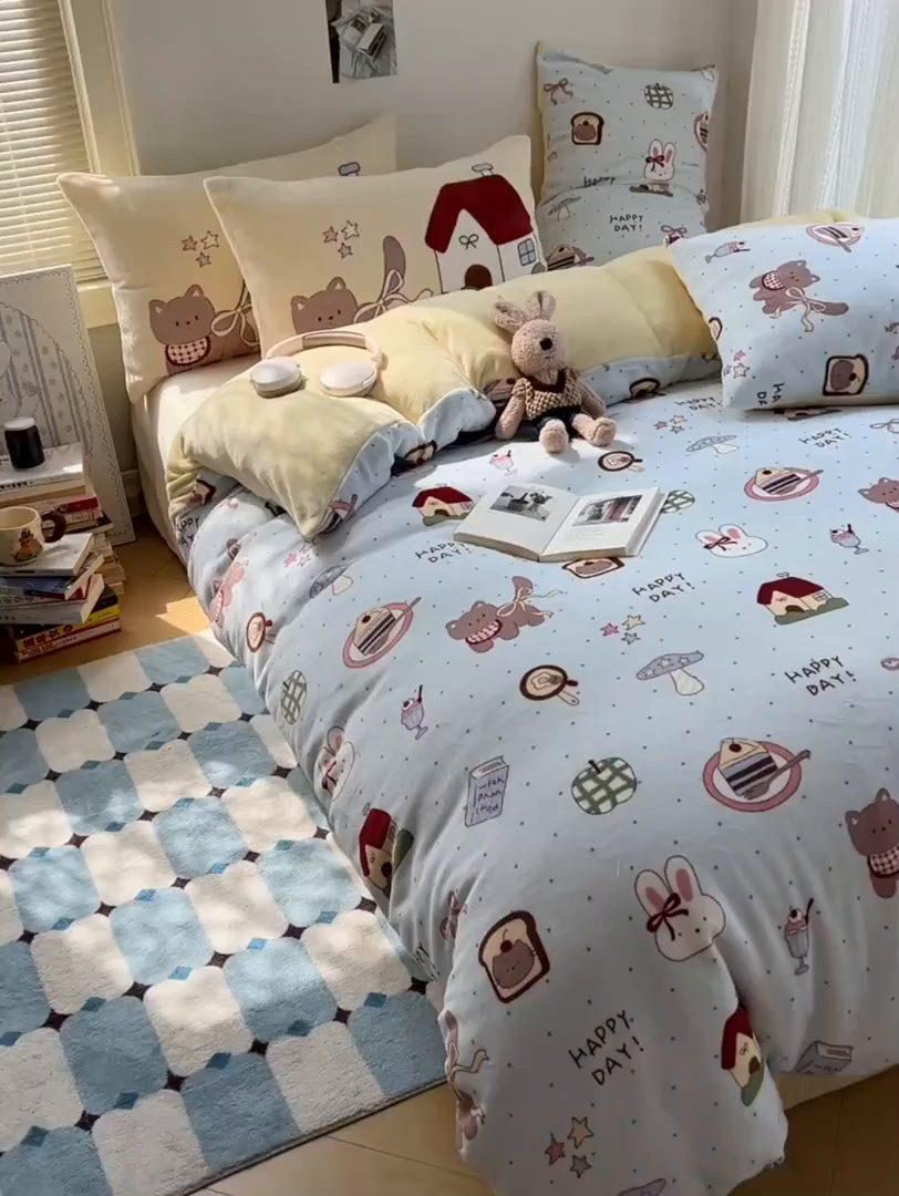 91家纺网 家纺一手货源 找家纺 桃子家居 2025新款A类ins数码印花枕混搭小清新少女卡通猫咪加厚牛奶系列四件套 绒-混搭幸运园