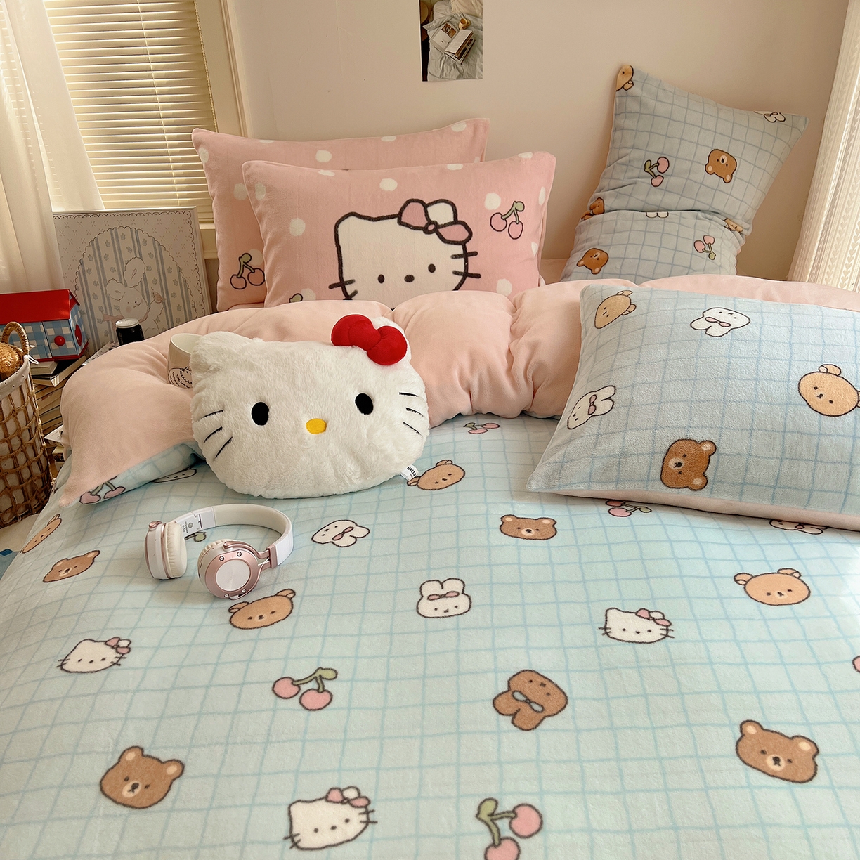 91家纺网 家纺一手货源 找家纺 桃子家居 2025新款A类ins数码印花枕混搭小清新少女卡通猫咪加厚牛奶系列四件套 绒-混搭樱桃熊兔