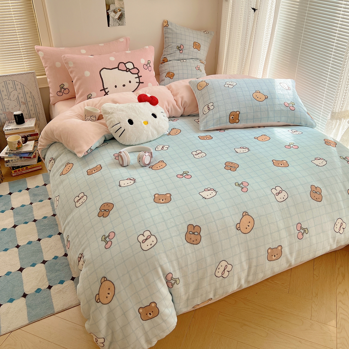 91家纺网 家纺一手货源 找家纺 桃子家居 2025新款A类ins数码印花枕混搭小清新少女卡通猫咪加厚牛奶系列四件套 绒-混搭樱桃熊兔