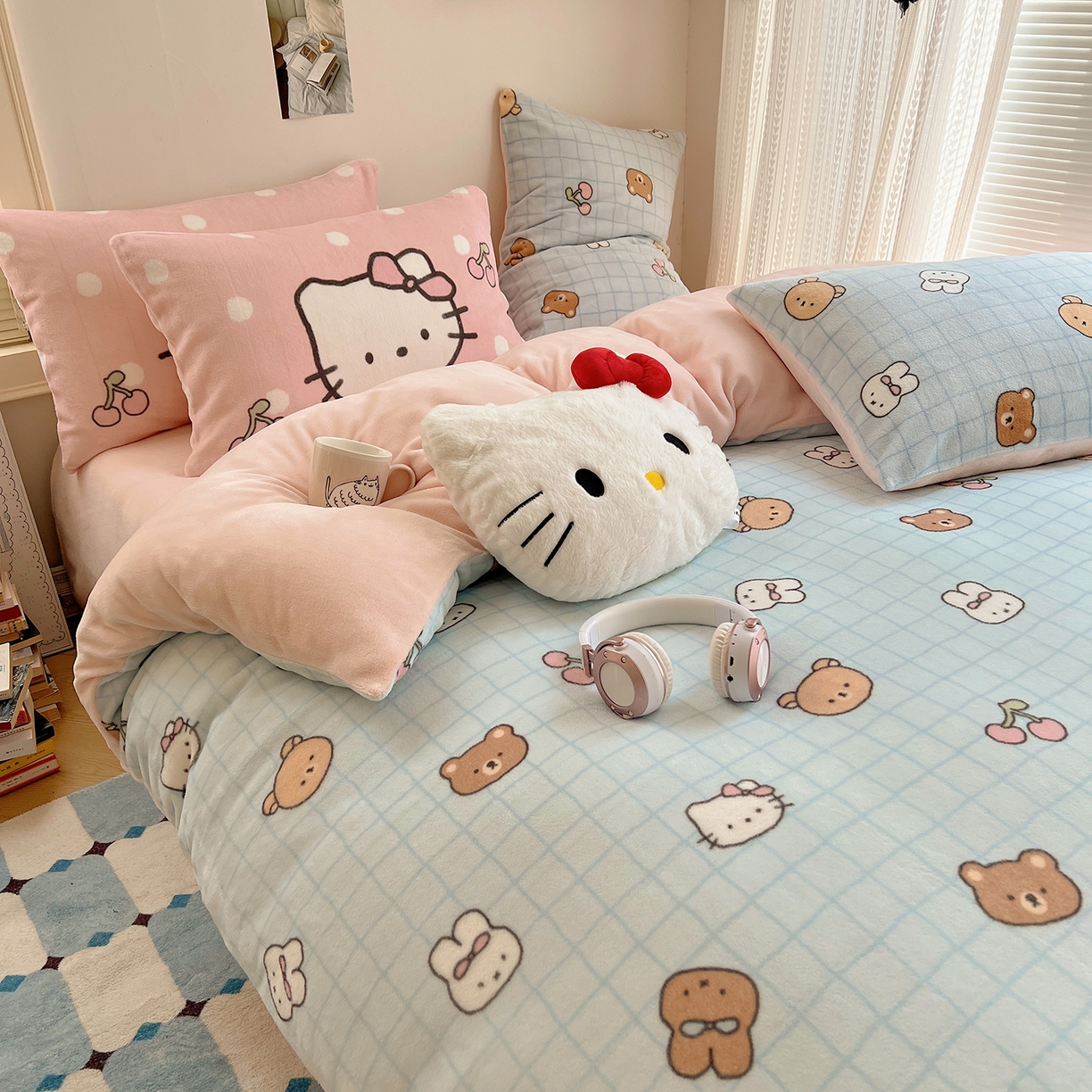 91家纺网 家纺一手货源 找家纺 桃子家居 2025新款A类ins数码印花枕混搭小清新少女卡通猫咪加厚牛奶系列四件套 绒-混搭樱桃熊兔