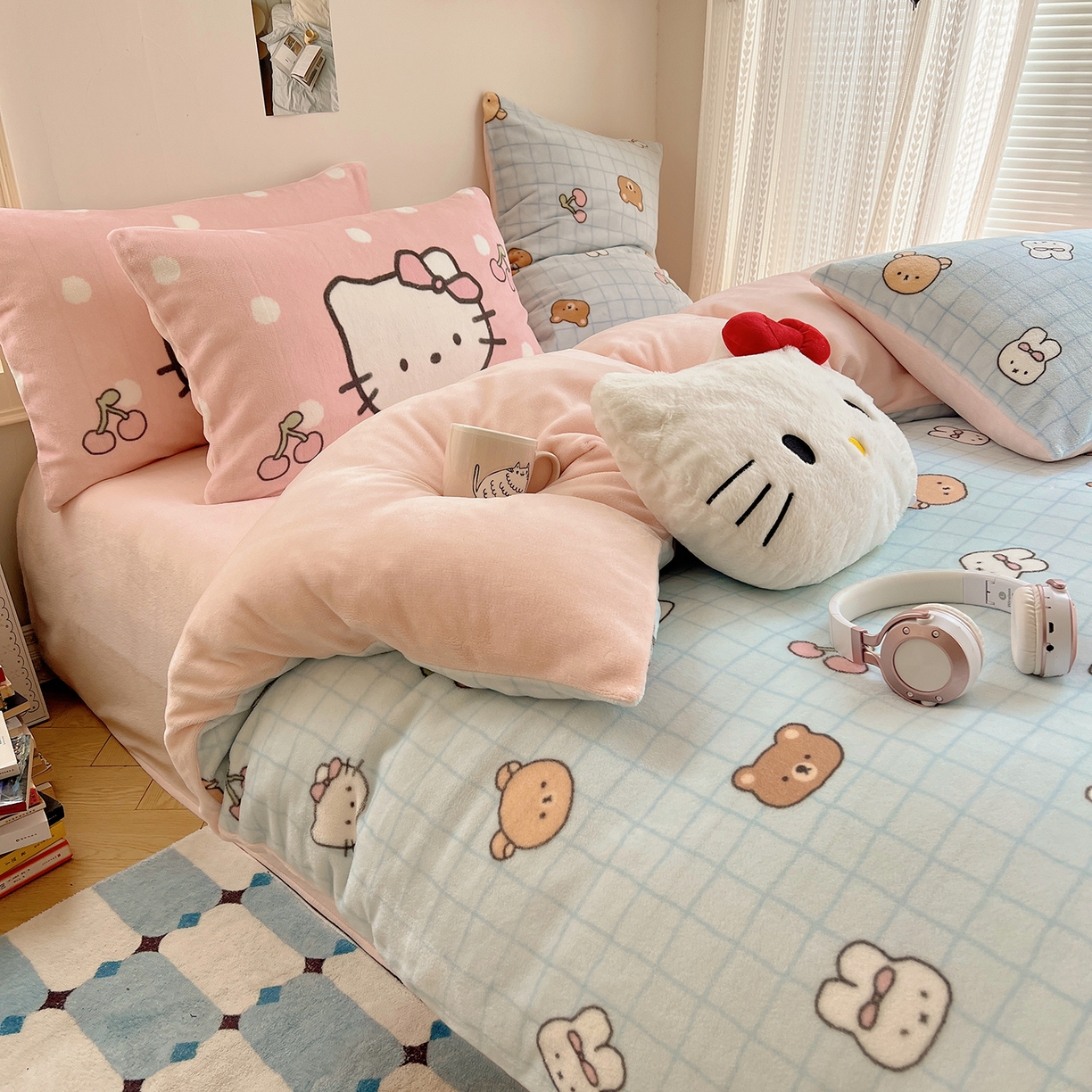 91家纺网 家纺一手货源 找家纺 桃子家居 2025新款A类ins数码印花枕混搭小清新少女卡通猫咪加厚牛奶系列四件套 绒-混搭樱桃熊兔