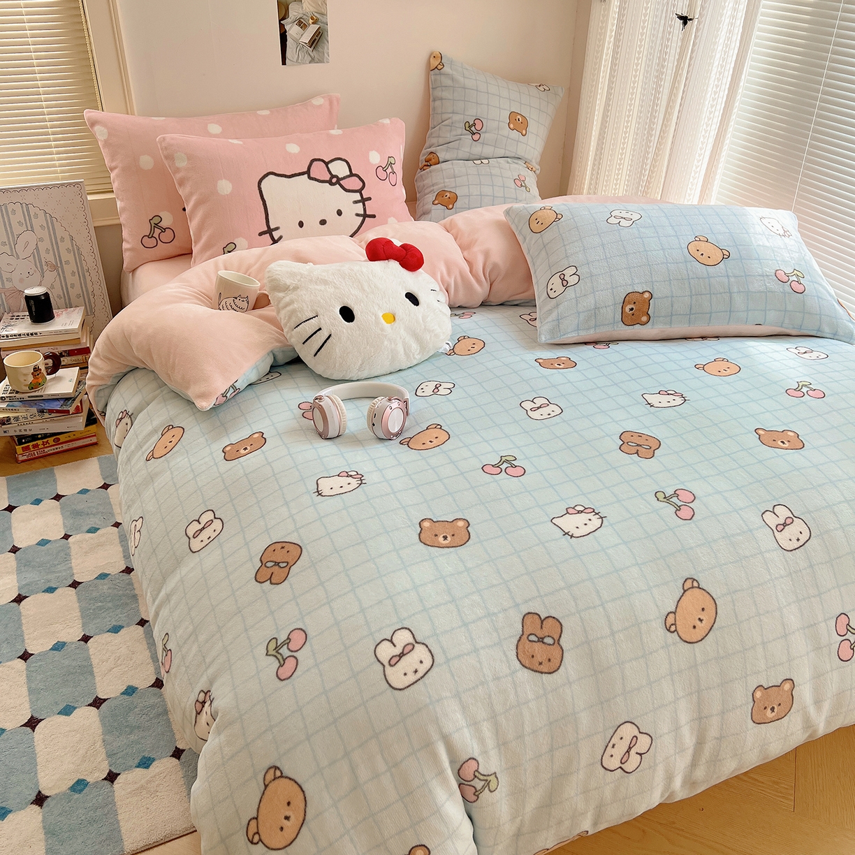 91家纺网 家纺一手货源 找家纺 桃子家居 2025新款A类ins数码印花枕混搭小清新少女卡通猫咪加厚牛奶系列四件套 绒-混搭樱桃熊兔