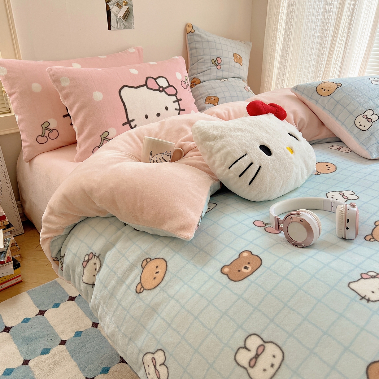 91家纺网 家纺一手货源 找家纺 桃子家居 2025新款A类ins数码印花枕混搭小清新少女卡通猫咪加厚牛奶系列四件套 绒-混搭樱桃熊兔