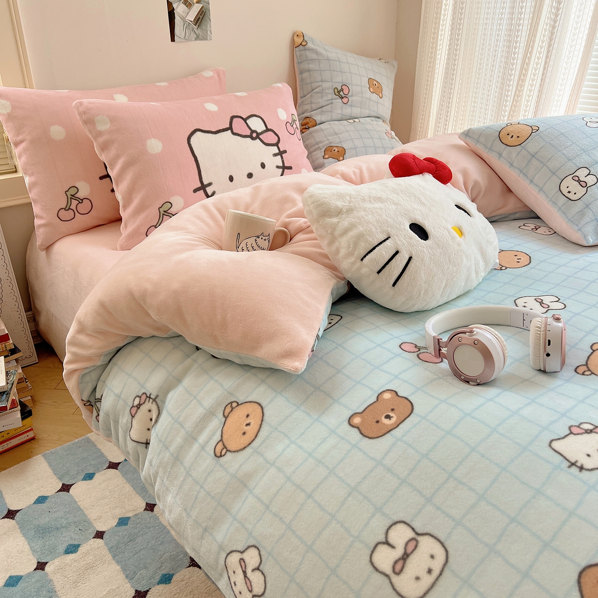 91家纺网 家纺一手货源 找家纺 桃子家居 2025新款A类ins数码印花枕混搭小清新少女卡通猫咪加厚牛奶系列四件套 绒-混搭樱桃熊兔