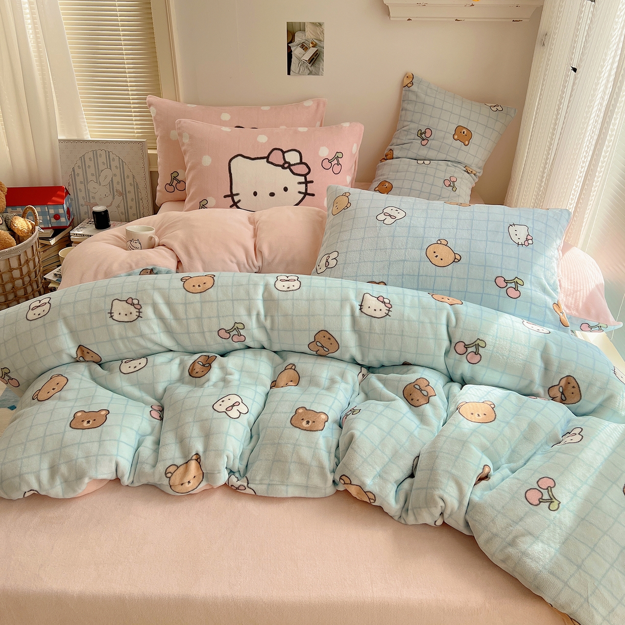 91家纺网 家纺一手货源 找家纺 桃子家居 2025新款A类ins数码印花枕混搭小清新少女卡通猫咪加厚牛奶系列四件套 绒-混搭樱桃熊兔