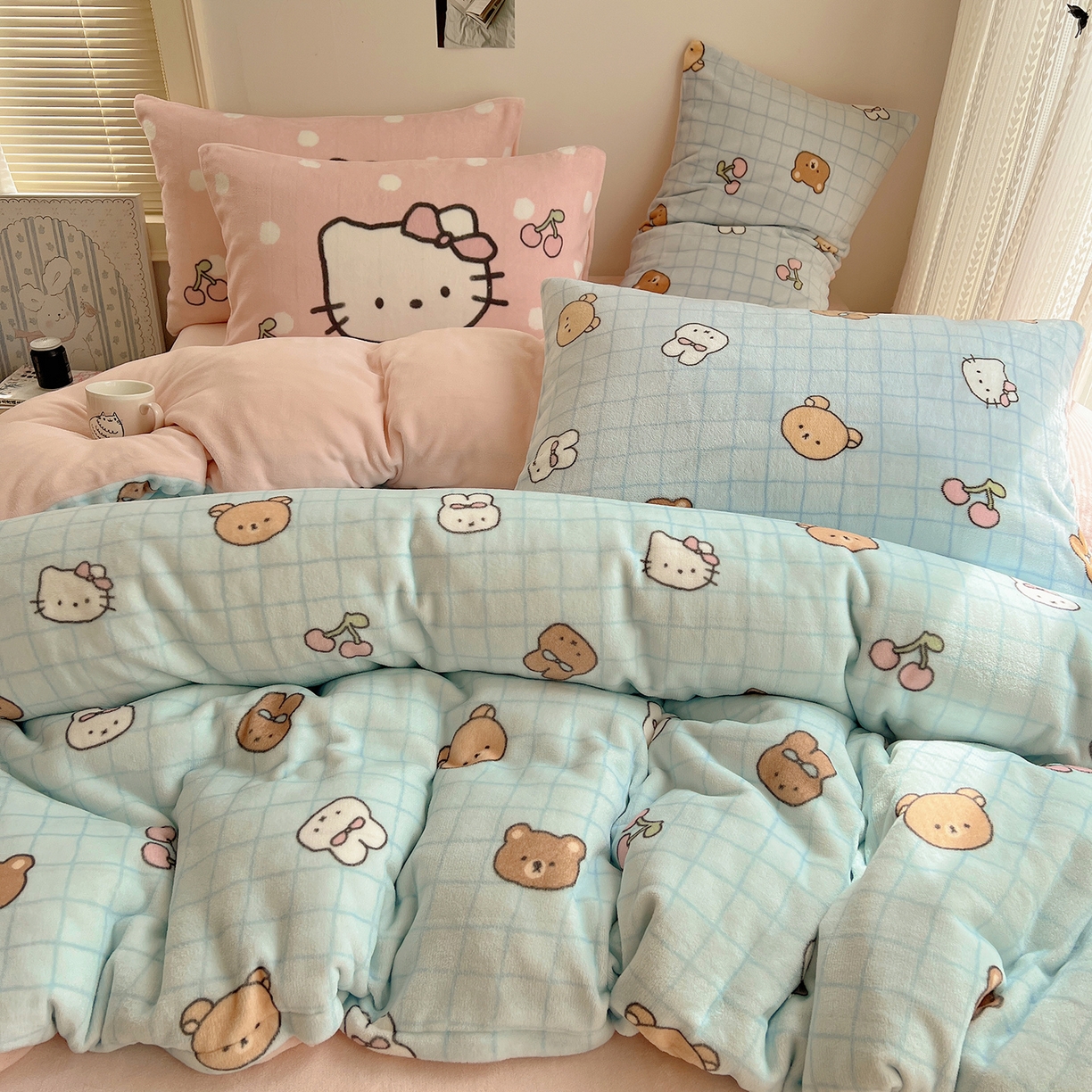 91家纺网 家纺一手货源 找家纺 桃子家居 2025新款A类ins数码印花枕混搭小清新少女卡通猫咪加厚牛奶系列四件套 绒-混搭樱桃熊兔