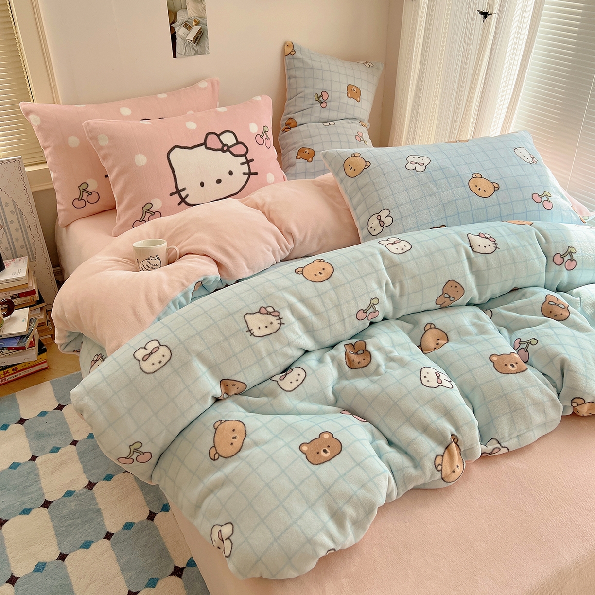 91家纺网 家纺一手货源 找家纺 桃子家居 2025新款A类ins数码印花枕混搭小清新少女卡通猫咪加厚牛奶系列四件套 绒-混搭樱桃熊兔