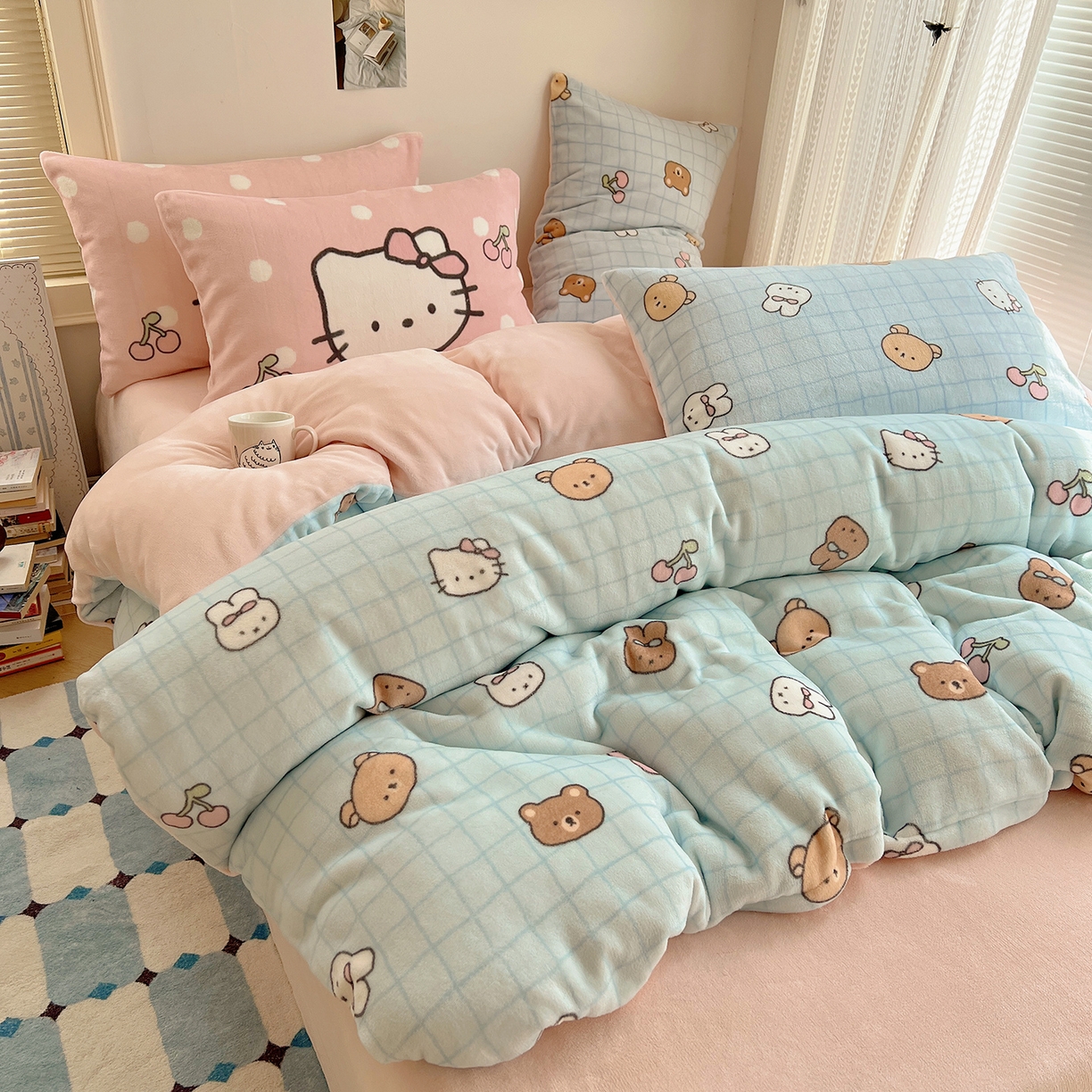 91家纺网 家纺一手货源 找家纺 桃子家居 2025新款A类ins数码印花枕混搭小清新少女卡通猫咪加厚牛奶系列四件套 绒-混搭樱桃熊兔