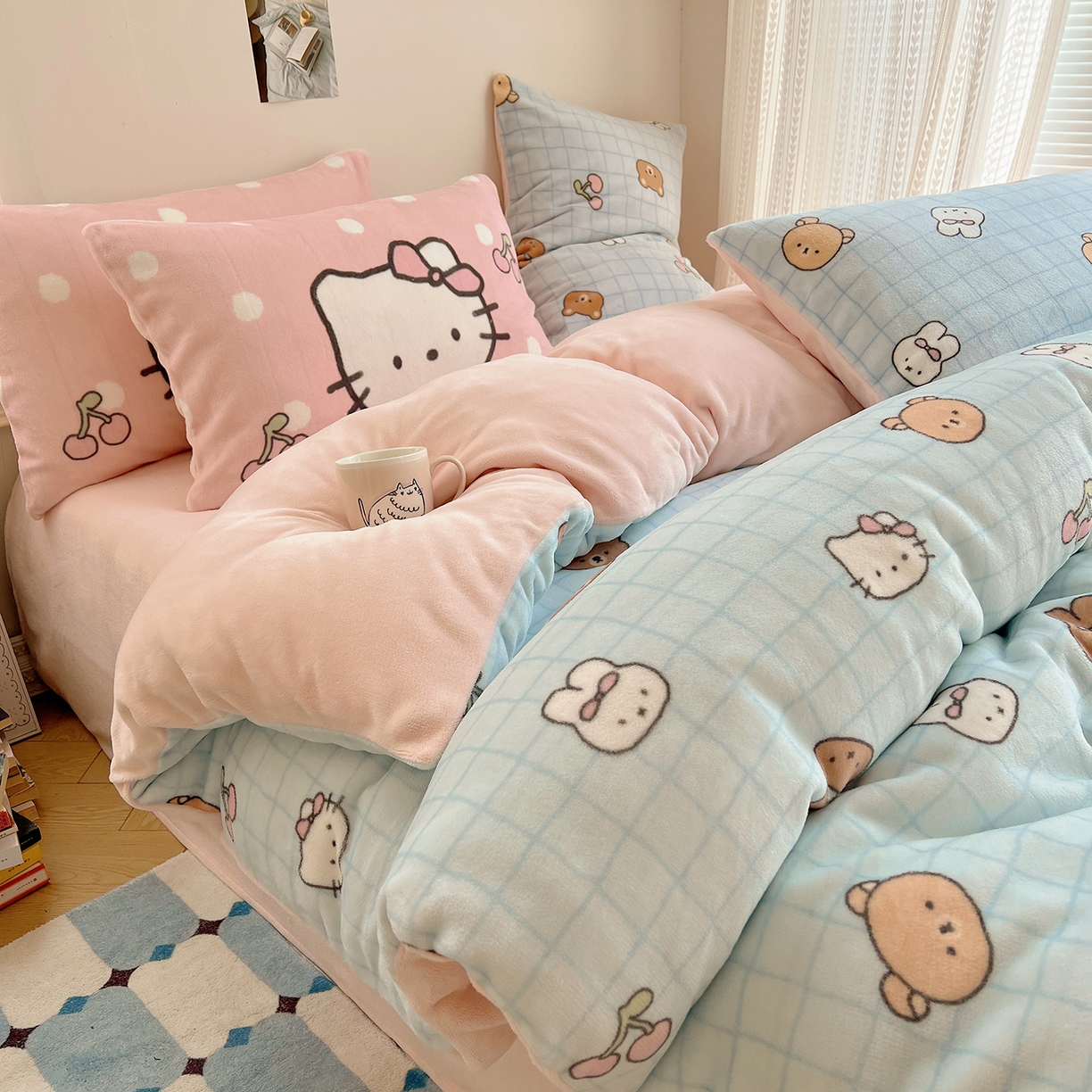 91家纺网 家纺一手货源 找家纺 桃子家居 2025新款A类ins数码印花枕混搭小清新少女卡通猫咪加厚牛奶系列四件套 绒-混搭樱桃熊兔