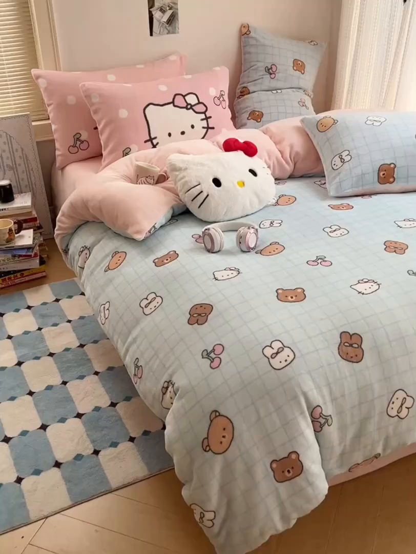 91家纺网 家纺一手货源 找家纺 桃子家居 2025新款A类ins数码印花枕混搭小清新少女卡通猫咪加厚牛奶系列四件套 绒-混搭樱桃熊兔