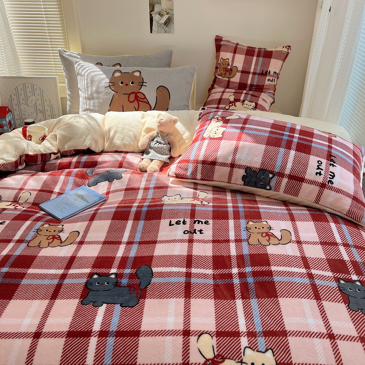 91家纺网 家纺一手货源 找家纺 桃子家居 2025新款A类ins数码印花枕混搭小清新少女卡通猫咪加厚牛奶系列四件套 绒-混搭元气猫