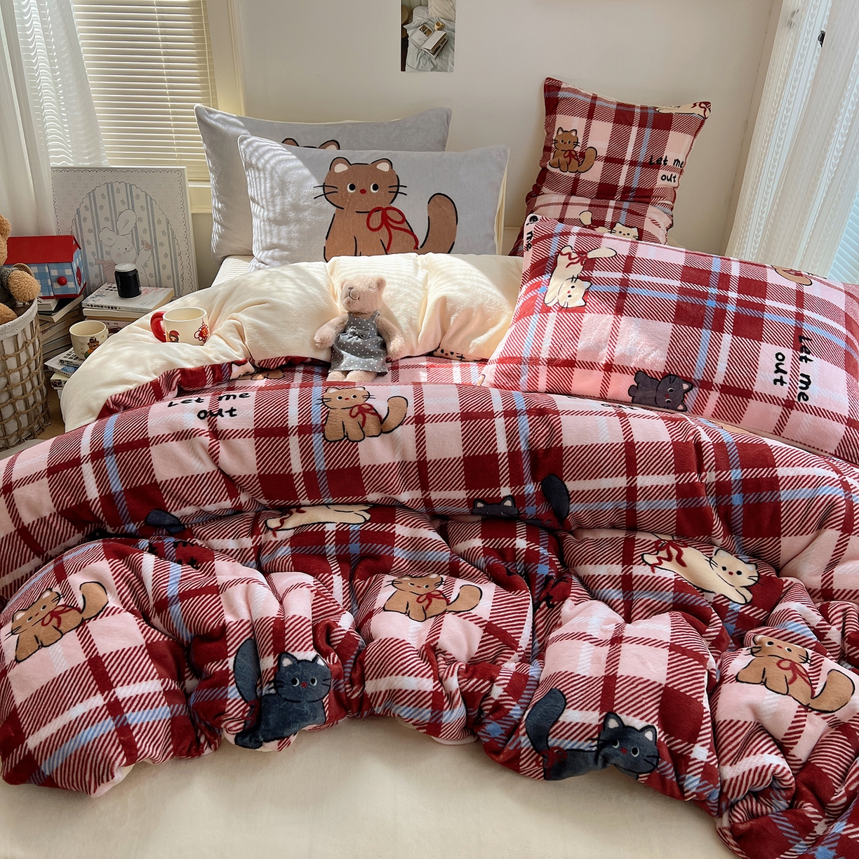 91家纺网 家纺一手货源 找家纺 桃子家居 2025新款A类ins数码印花枕混搭小清新少女卡通猫咪加厚牛奶系列四件套 绒-混搭元气猫