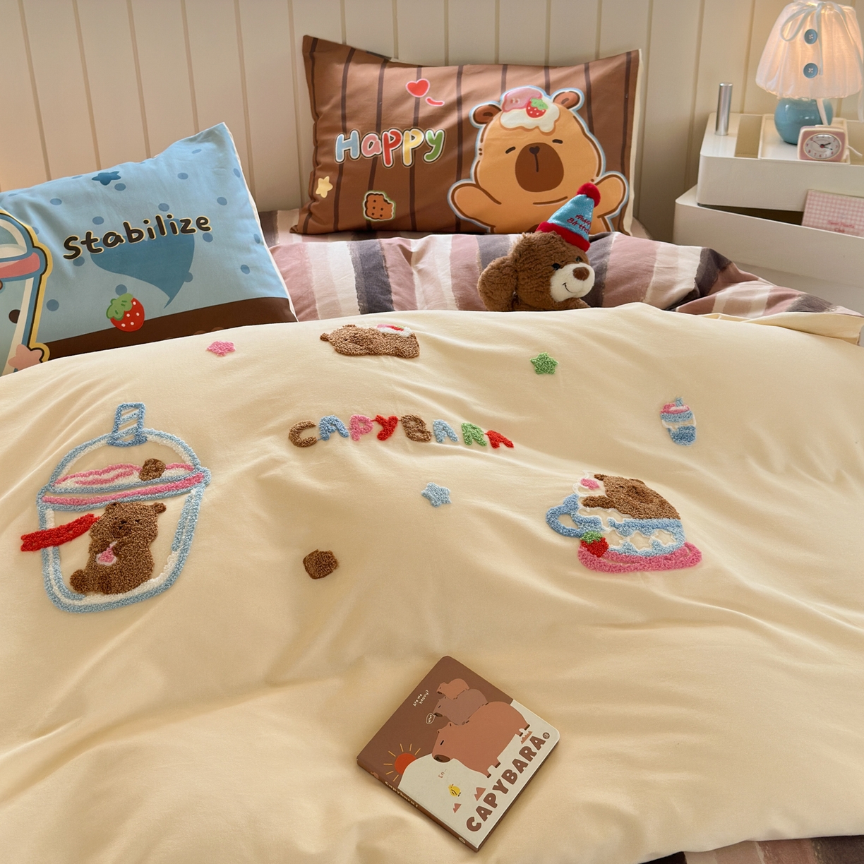 91家纺网 家纺一手货源 找家纺 小叮当家纺仓储工厂店 2025新款数码印花全棉纯棉磨毛毛巾绣四件套 卡皮巴拉-奶咖