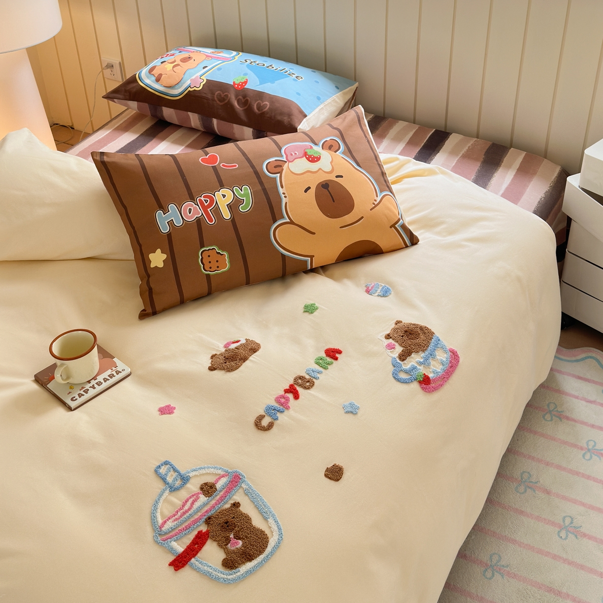 91家纺网 家纺一手货源 找家纺 小叮当家纺仓储工厂店 2025新款数码印花全棉纯棉磨毛毛巾绣四件套 卡皮巴拉-奶咖