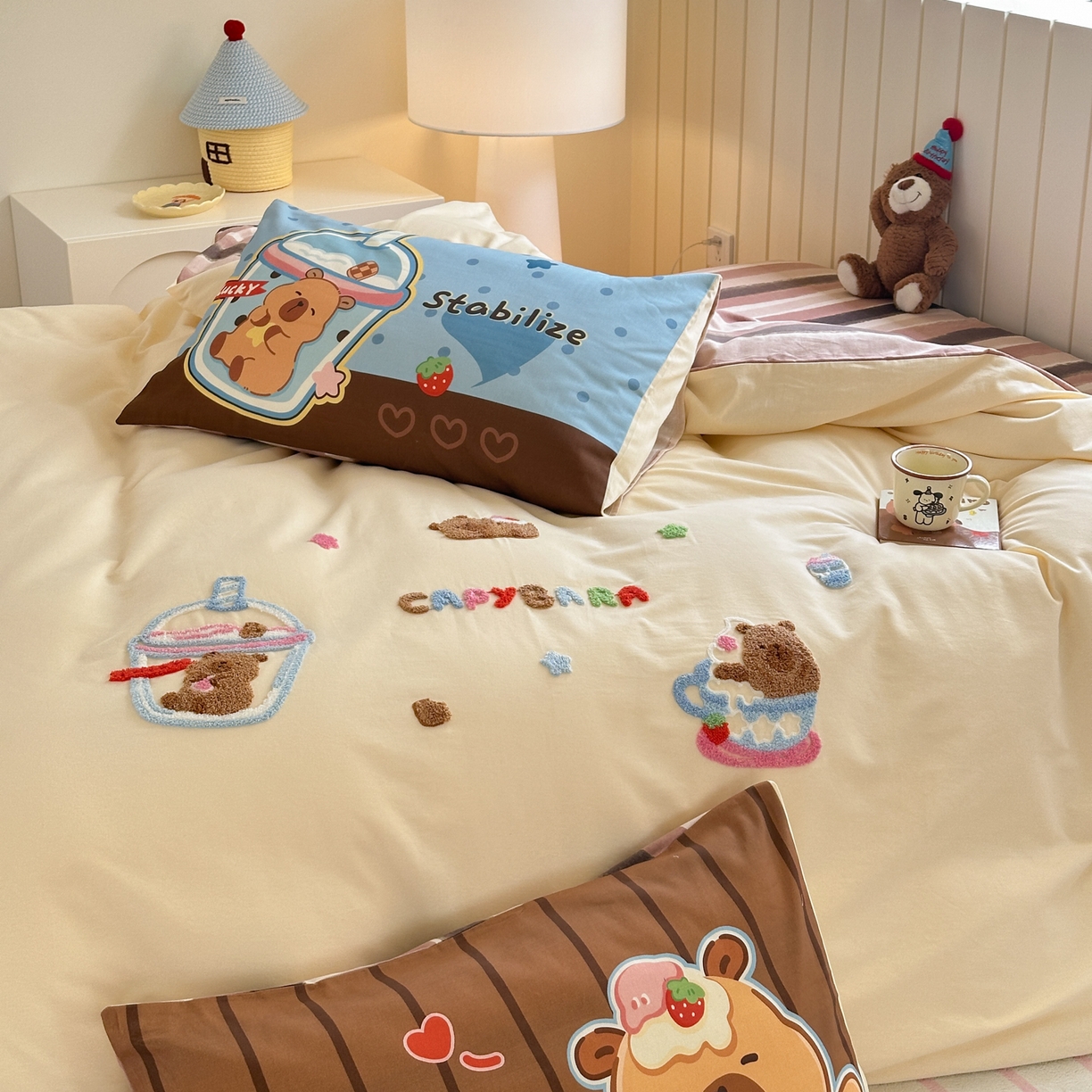 91家纺网 家纺一手货源 找家纺 小叮当家纺仓储工厂店 2025新款数码印花全棉纯棉磨毛毛巾绣四件套 卡皮巴拉-奶咖