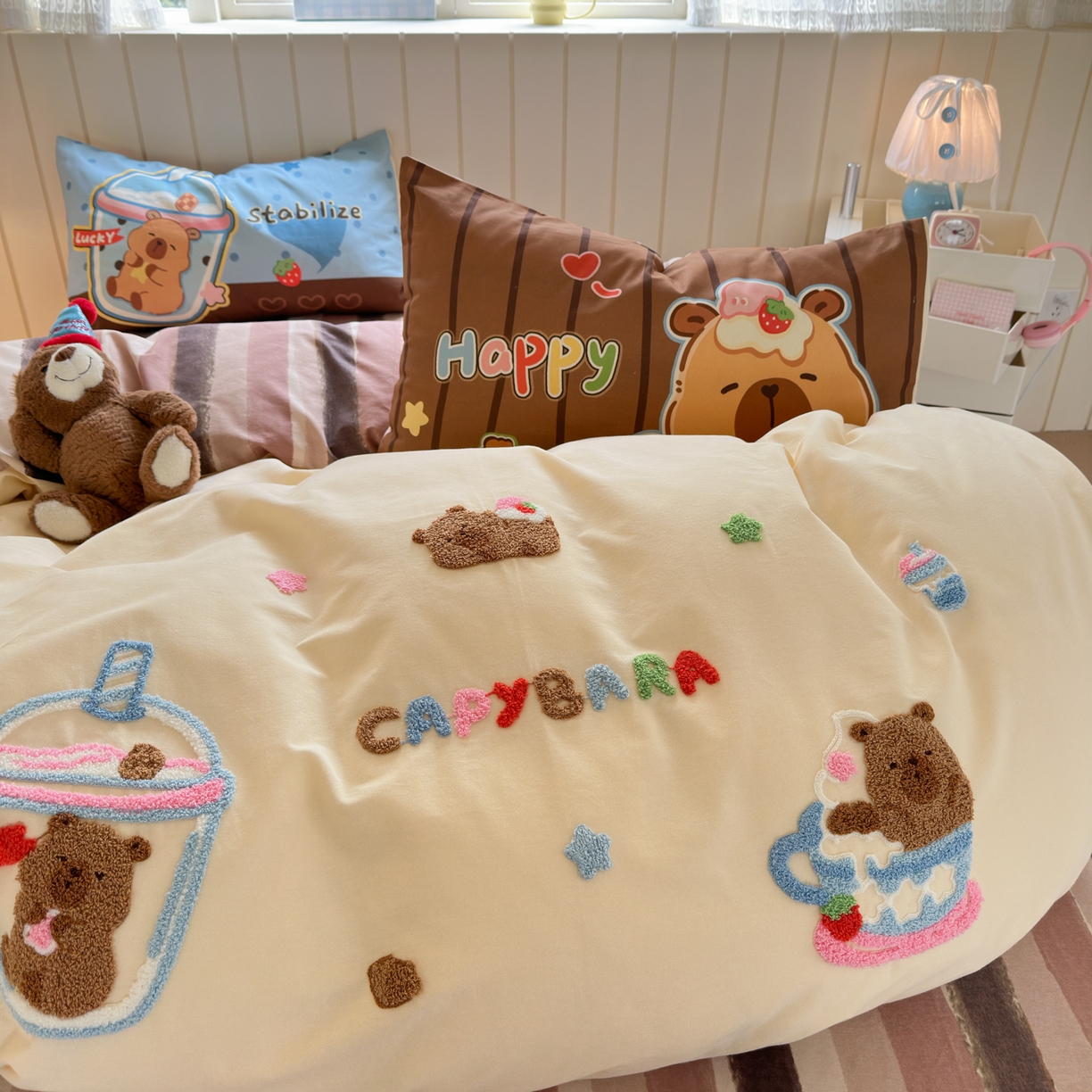 91家纺网 家纺一手货源 找家纺 小叮当家纺仓储工厂店 2025新款数码印花全棉纯棉磨毛毛巾绣四件套 卡皮巴拉-奶咖