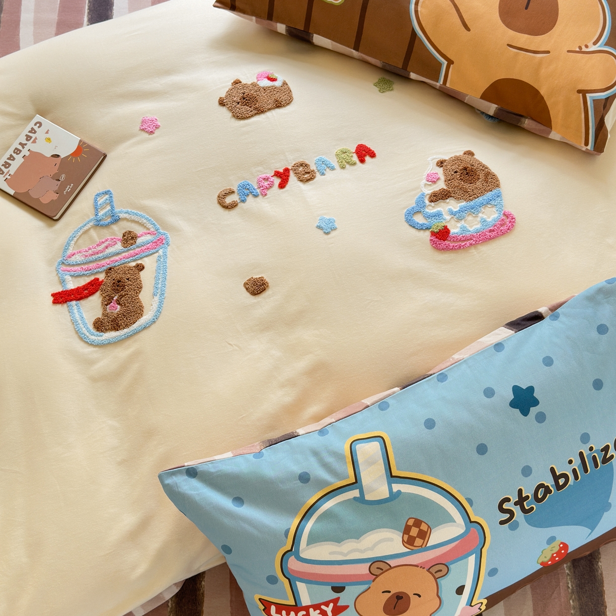 91家纺网 家纺一手货源 找家纺 小叮当家纺仓储工厂店 2025新款数码印花全棉纯棉磨毛毛巾绣四件套 卡皮巴拉-奶咖