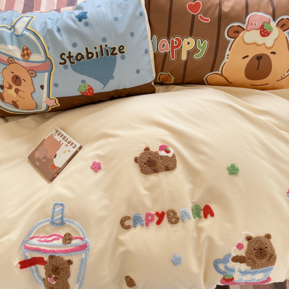 91家纺网 家纺一手货源 找家纺 小叮当家纺仓储工厂店 2025新款数码印花全棉纯棉磨毛毛巾绣四件套 卡皮巴拉-奶咖