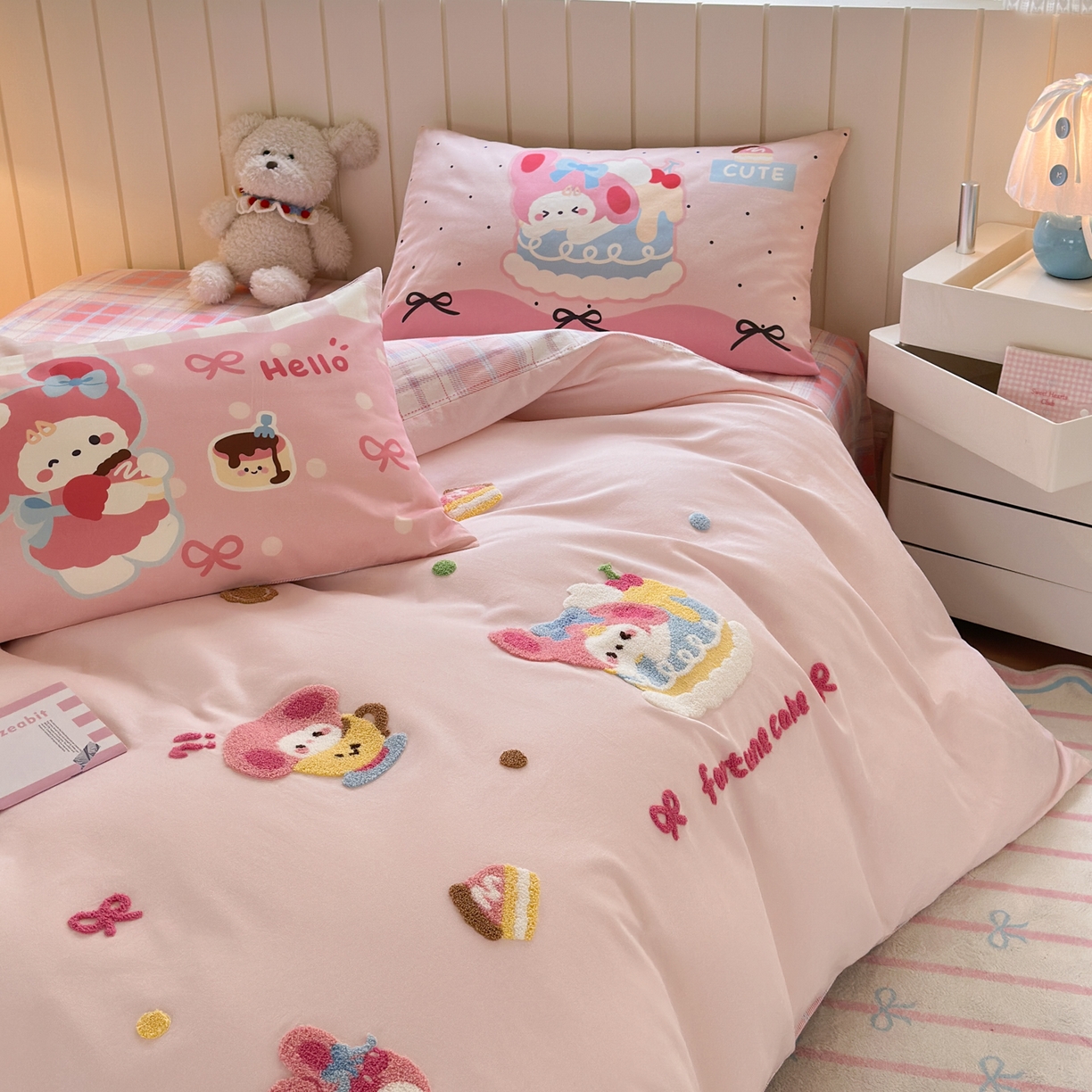 91家纺网 家纺一手货源 找家纺 小叮当家纺仓储工厂店 2025新款数码印花全棉纯棉磨毛毛巾绣四件套 幸运蛋糕