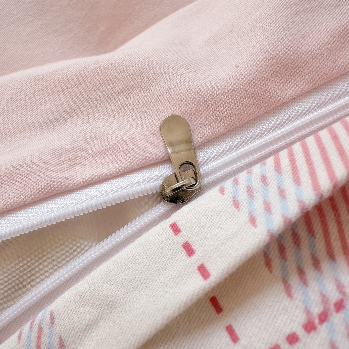 91家纺网 家纺一手货源 找家纺 小叮当家纺仓储工厂店 2025新款数码印花全棉纯棉磨毛毛巾绣四件套 幸运蛋糕