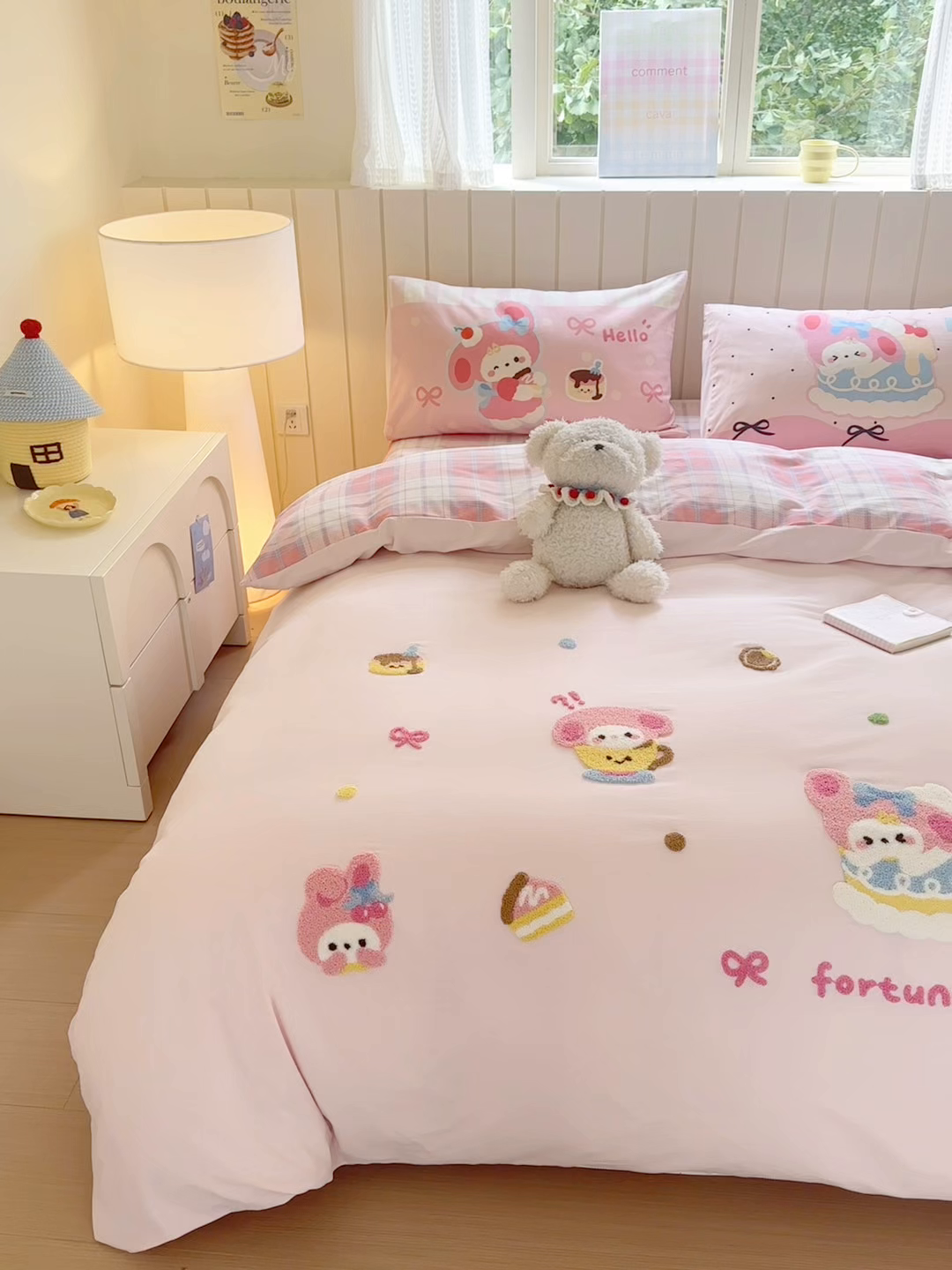 91家纺网 家纺一手货源 找家纺 小叮当家纺仓储工厂店 2025新款数码印花全棉纯棉磨毛毛巾绣四件套 幸运蛋糕