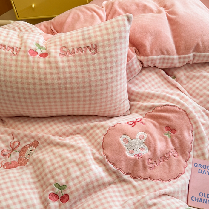 91家纺网 家纺一手货源 找家纺 （总）小叮当家纺仓储工厂店 2025新款牛奶绒毛巾绣贴布绣牛奶绒四件套