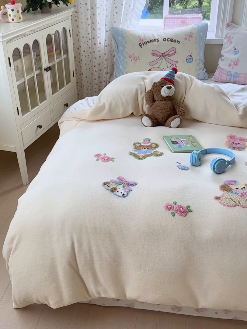 91家纺网 家纺一手货源 找家纺 小叮当家纺仓储工厂店 2025新款牛奶绒毛巾绣贴布绣牛奶绒四件套 毛绒森林