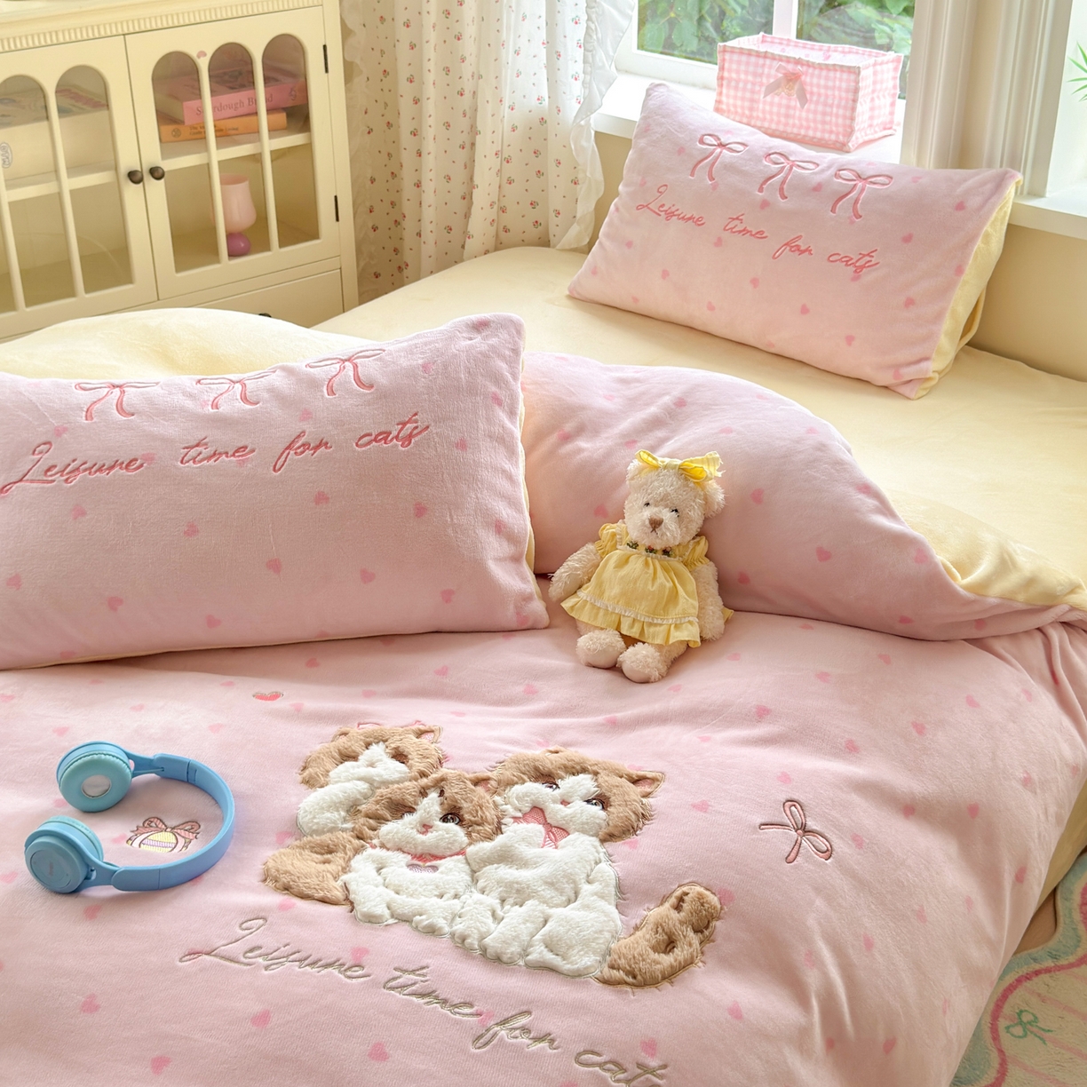 91家纺网 家纺一手货源 找家纺 小叮当家纺仓储工厂店 2025新款牛奶绒毛巾绣贴布绣牛奶绒四件套 萌萌猫