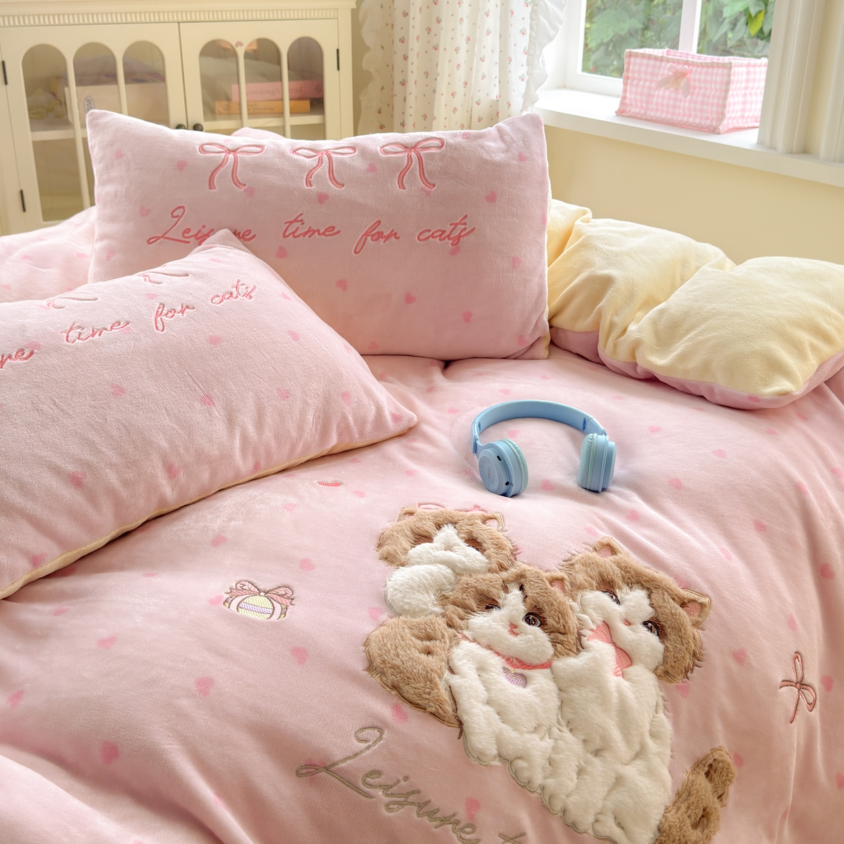 91家纺网 家纺一手货源 找家纺 小叮当家纺仓储工厂店 2025新款牛奶绒毛巾绣贴布绣牛奶绒四件套 萌萌猫