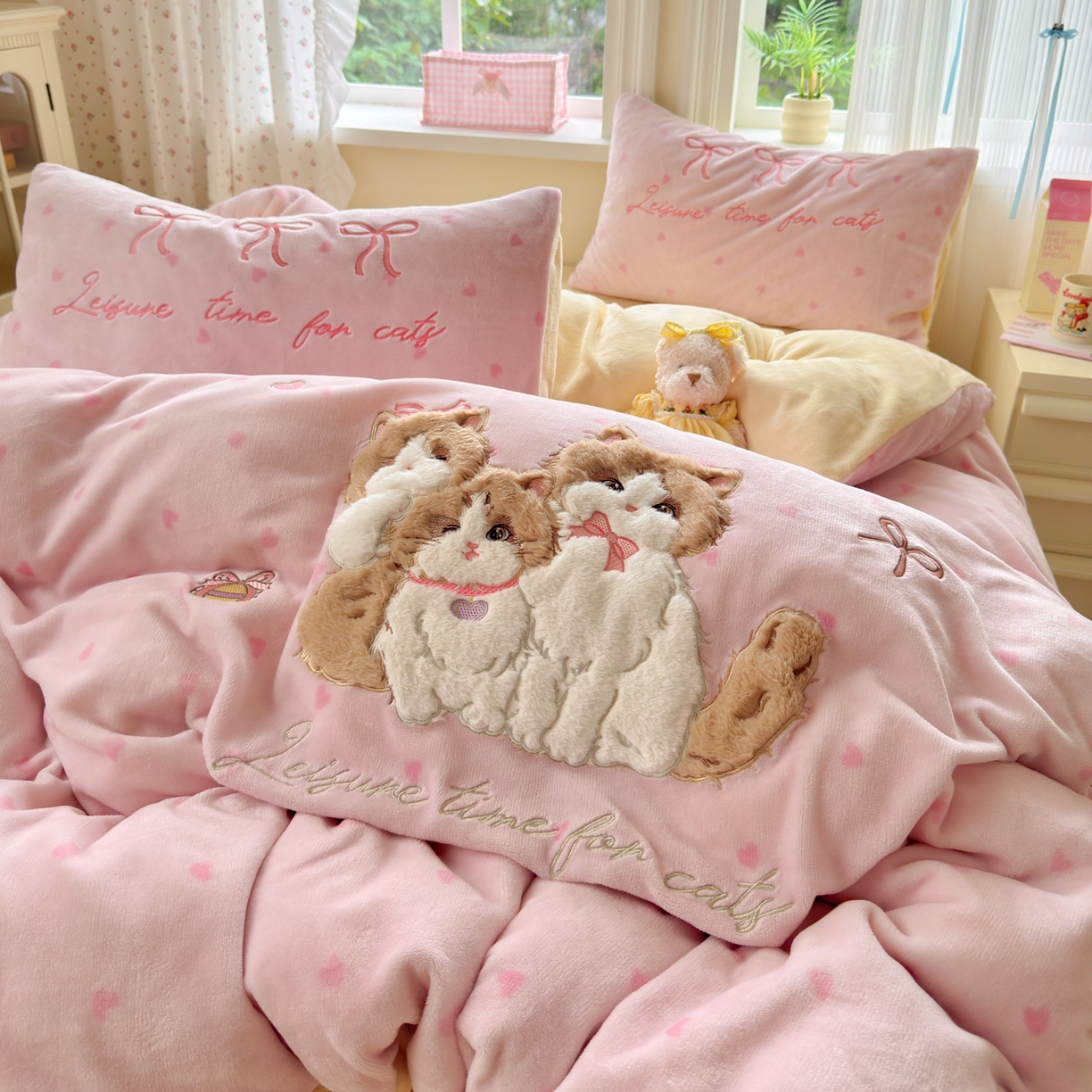 91家纺网 家纺一手货源 找家纺 小叮当家纺仓储工厂店 2025新款牛奶绒毛巾绣贴布绣牛奶绒四件套 萌萌猫